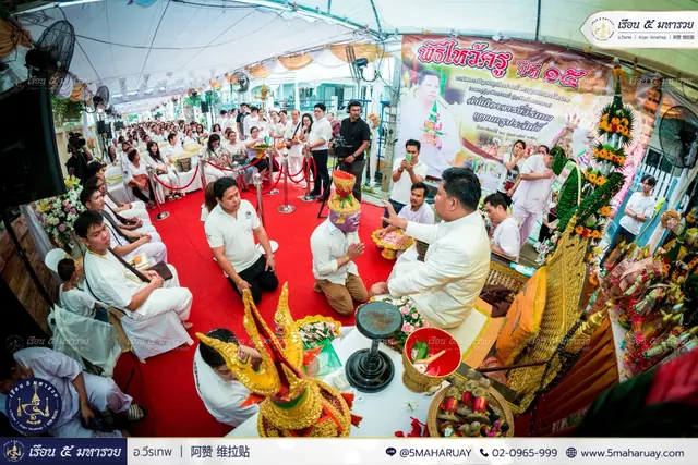 บรรยากาศพิธีใหญ่และผู้ที่เดินทางมาร่วมงาน