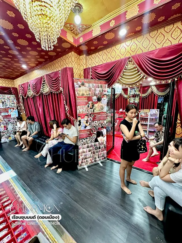บรรยากาศผู้เข้ารอตามลำดับนัดหมายภายในเรือนชุบมนต์