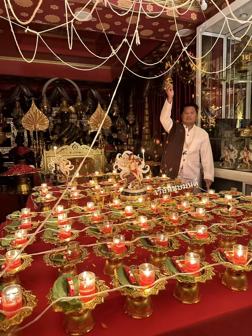 บรรยากาศพิธีใหญ่ภายในเรือนชุบมนต์