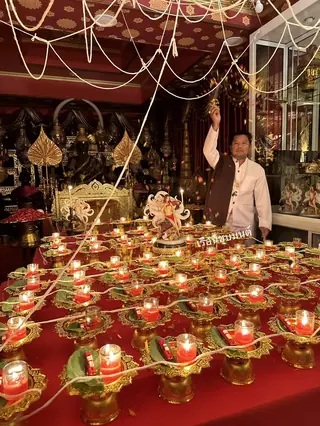 อาจารย์วีรเทพในบรรยากาศพิธีใหญ่ภายในเรือนชุบมนต์