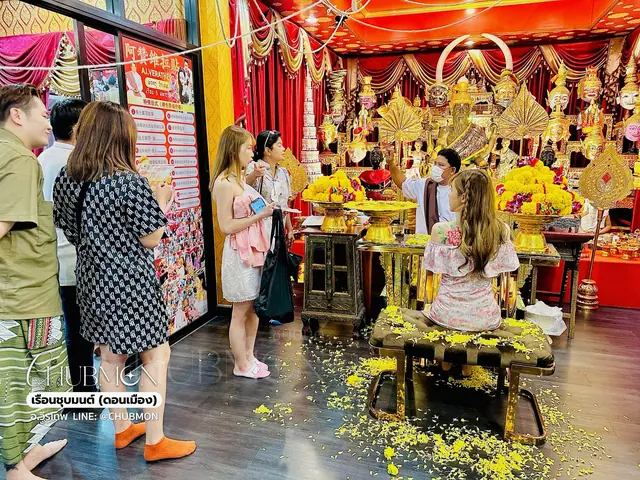 บรรยากาศพ่อครูวีรเทพดูแลผู้ที่เดินทางมายังเรือนชุบมนต์