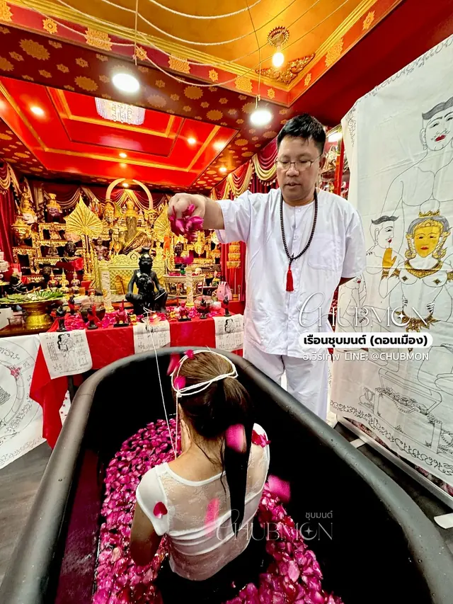 พ่อครูวีรเทพประกอบพิธีอาบมนต์แช่ว่าน