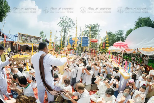 พ่อครูวีรเทพประกอบพิธีท่ามกลางผู้เข้าร่วมงานจำนวนมาก