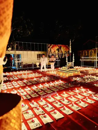 บรรยากาศพิธีจุดเทียนในช่วงค่ำ