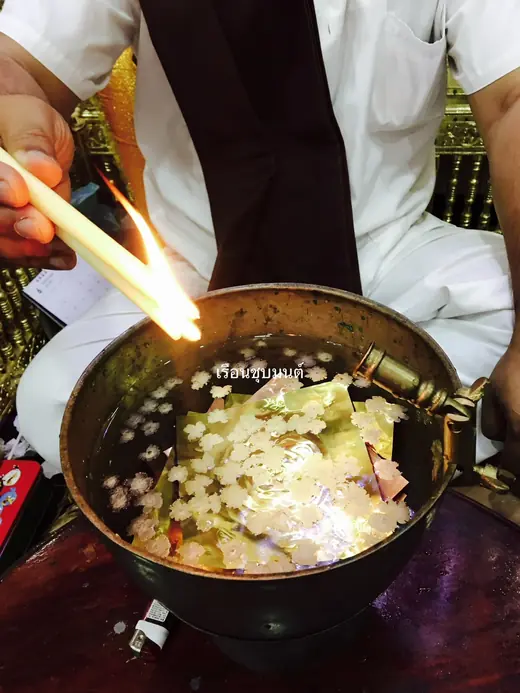 ภาพการจุดเทียนประกอบพิธีตะกรุดเรียกจิต