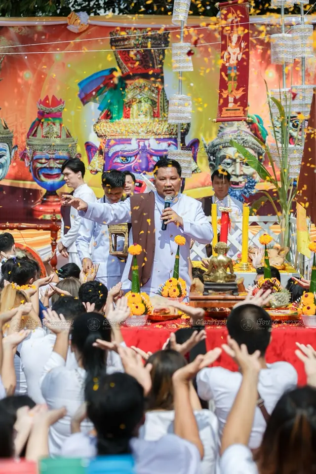 พ่อครูวีรเทพประกอบพิธีท่ามกลางผู้เข้าร่วมงาน