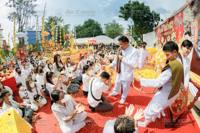 บรรยากาศพ่อครูวีรเทพดูแลผู้เข้าร่วมพิธี