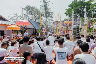 บรรยากาศศิษย์ชาวไทยและต่างชาติในพิธีใหญ่