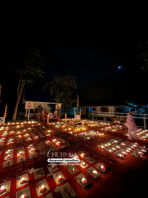 บรรยากาศพิธีจุดเทียนกลางแจ้งในช่วงค่ำ
