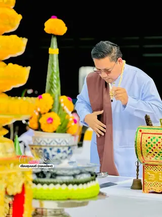 อาจารย์วีรเทพตรวจลำดับและรายละเอียดเครื่องประกอบพิธี