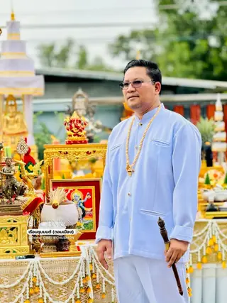 อาจารย์วีรเทพยืนบริเวณโต๊ะพิธีบวงสรวง