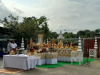การจัดโต๊ะและเครื่องประกอบพิธีนอกสถานที่